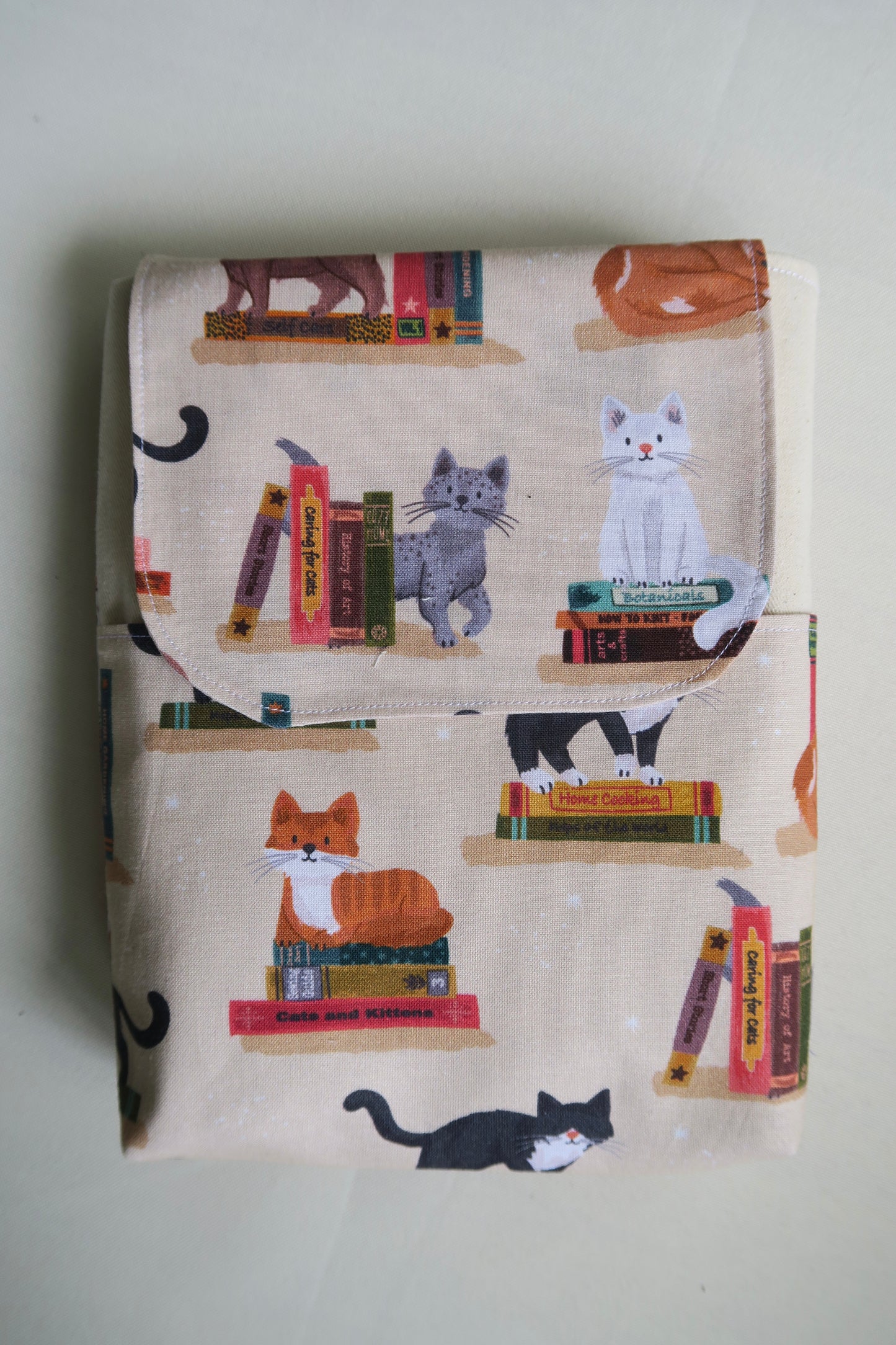 Lyn Booksleeve 2.0 - Cats at the Library