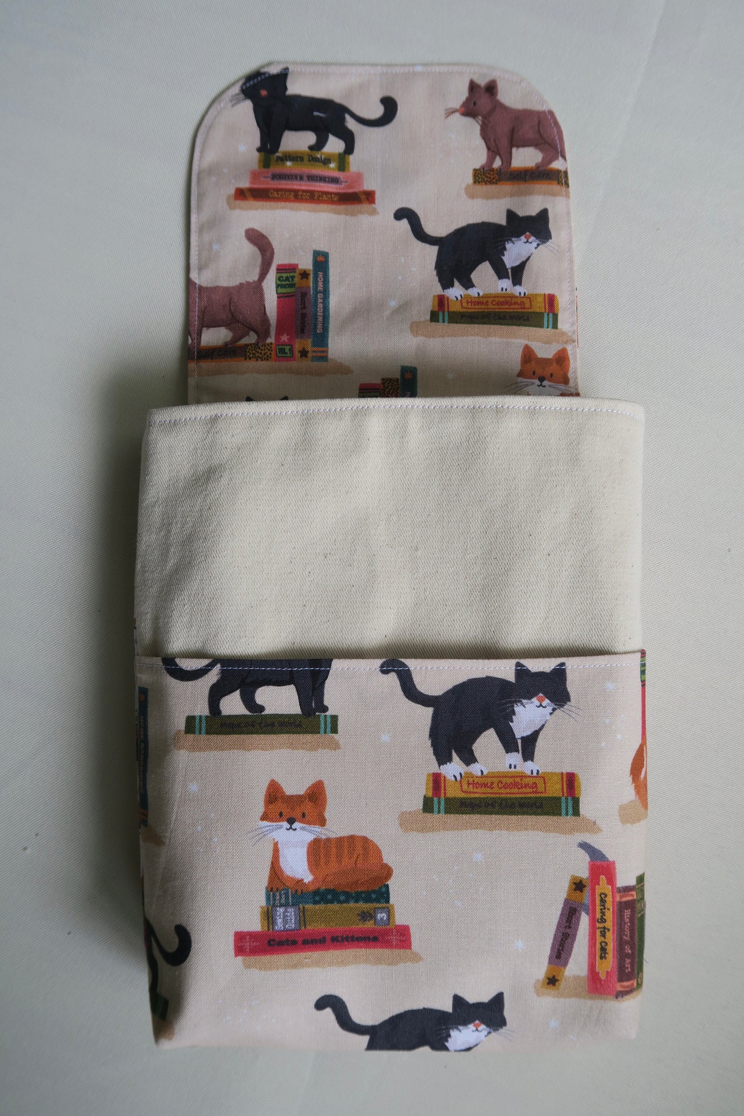 Lyn Booksleeve 2.0 - Cats at the Library