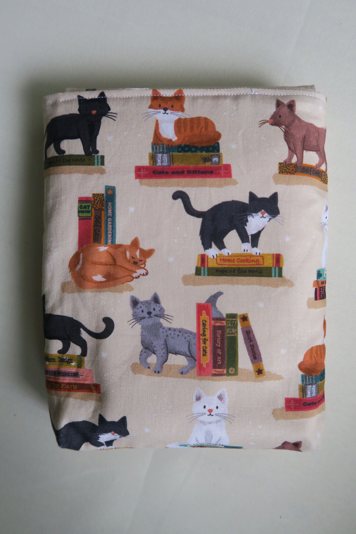 Lyn Booksleeve 2.0 - Cats at the Library