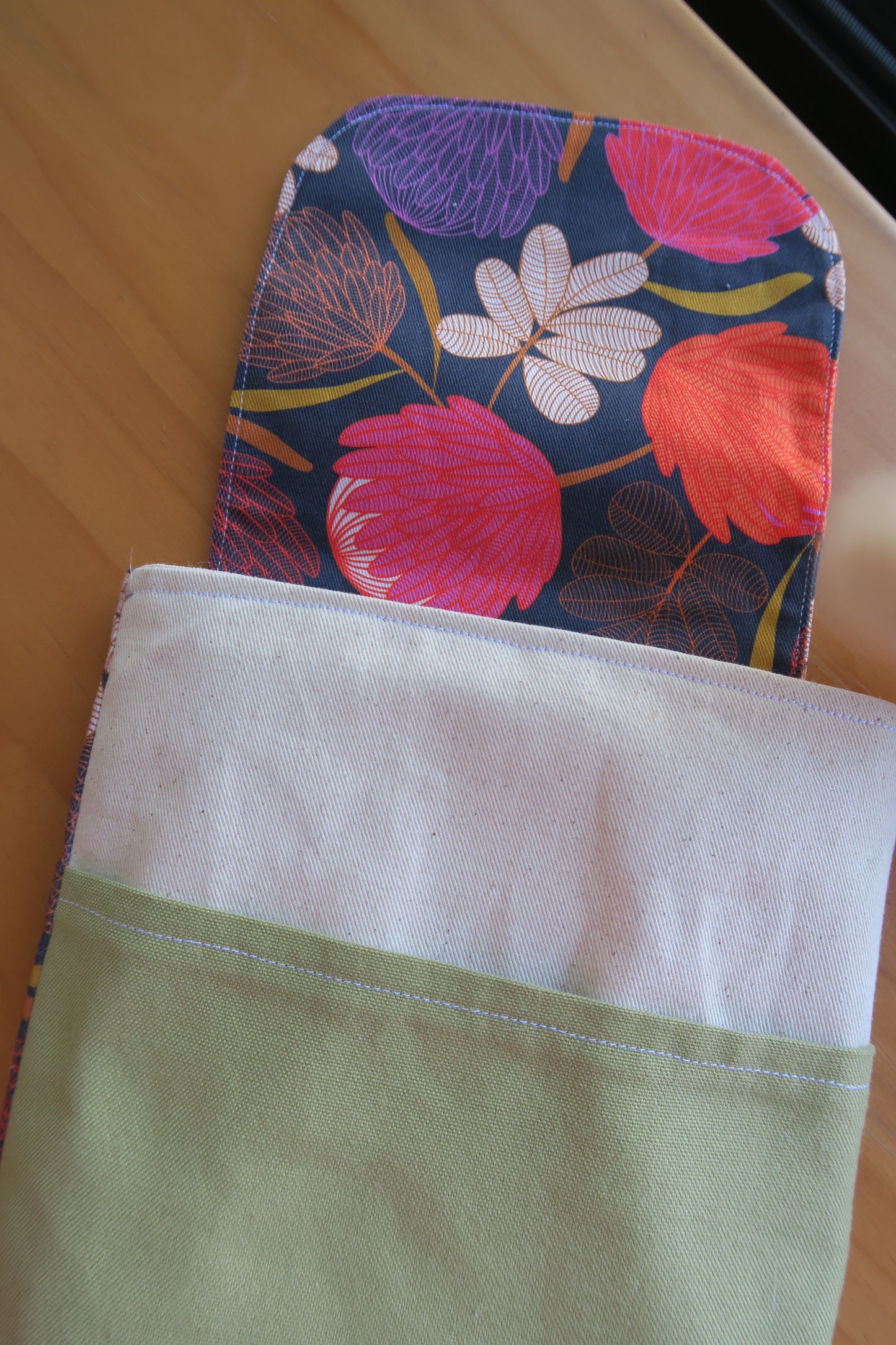 Lyn Booksleeve 2.0 - Pretty Blooms