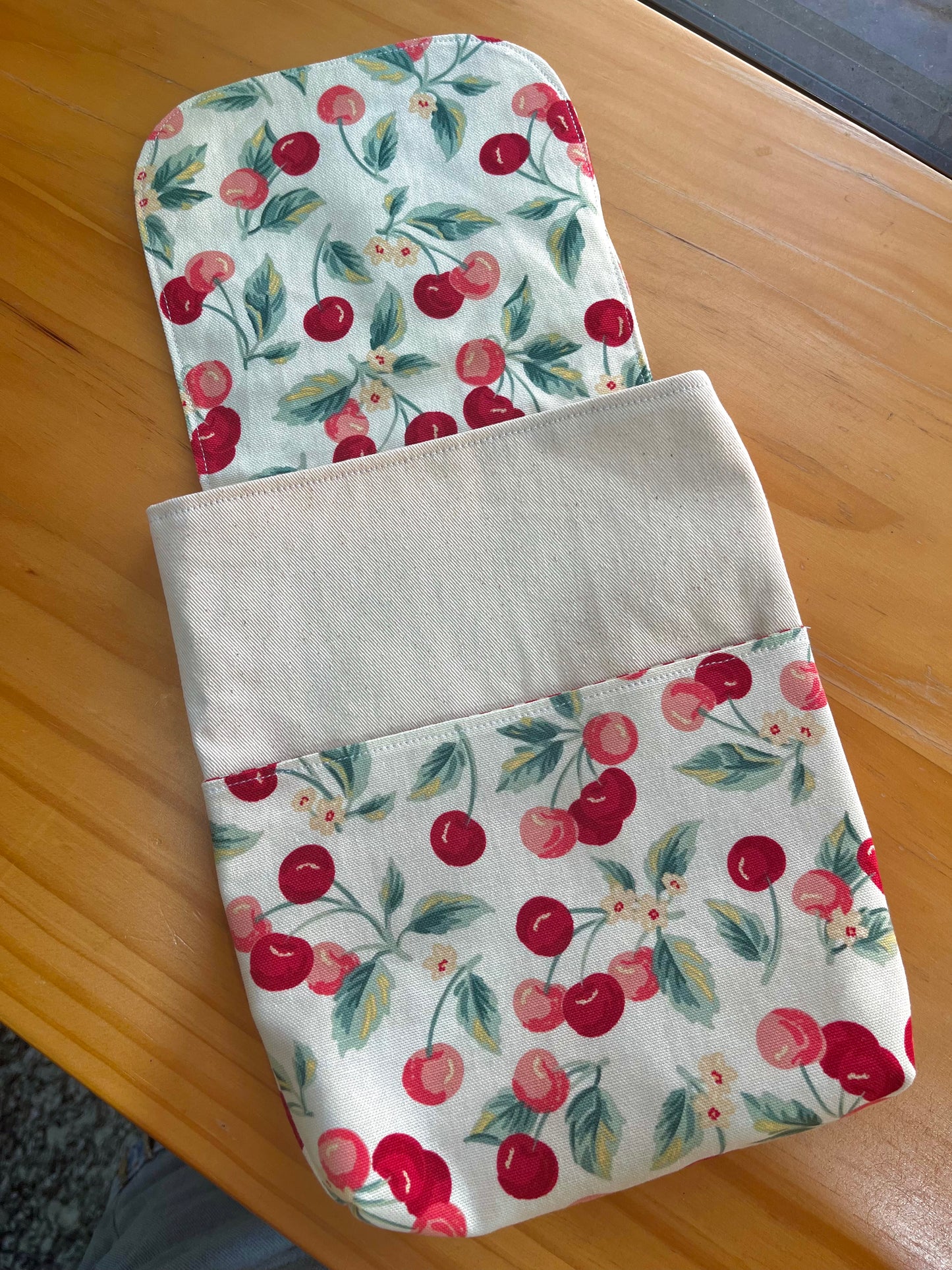 Lyn Booksleeve 2.0 - Cherry Bliss