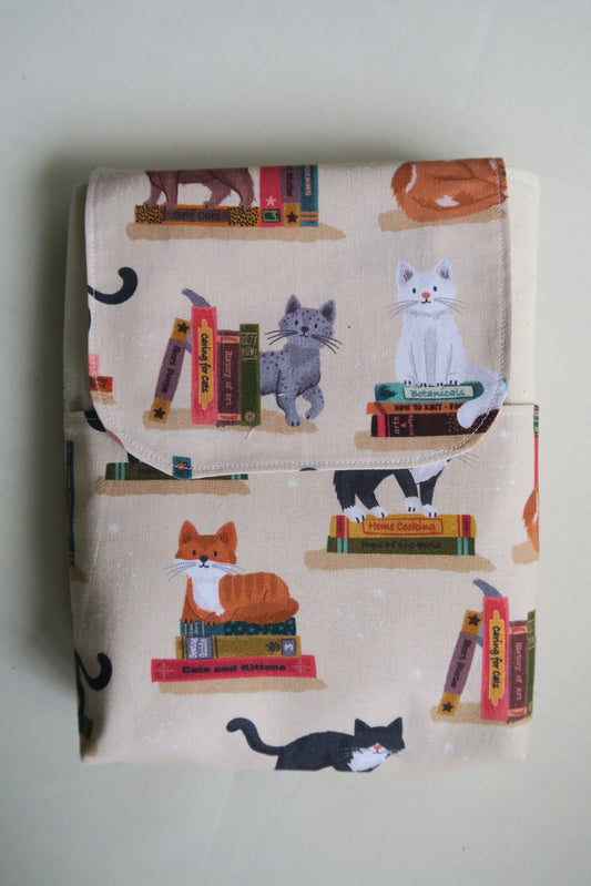 [MADE-TO-ORDER] Lyn Booksleeve 2.0 - Cats at the Library