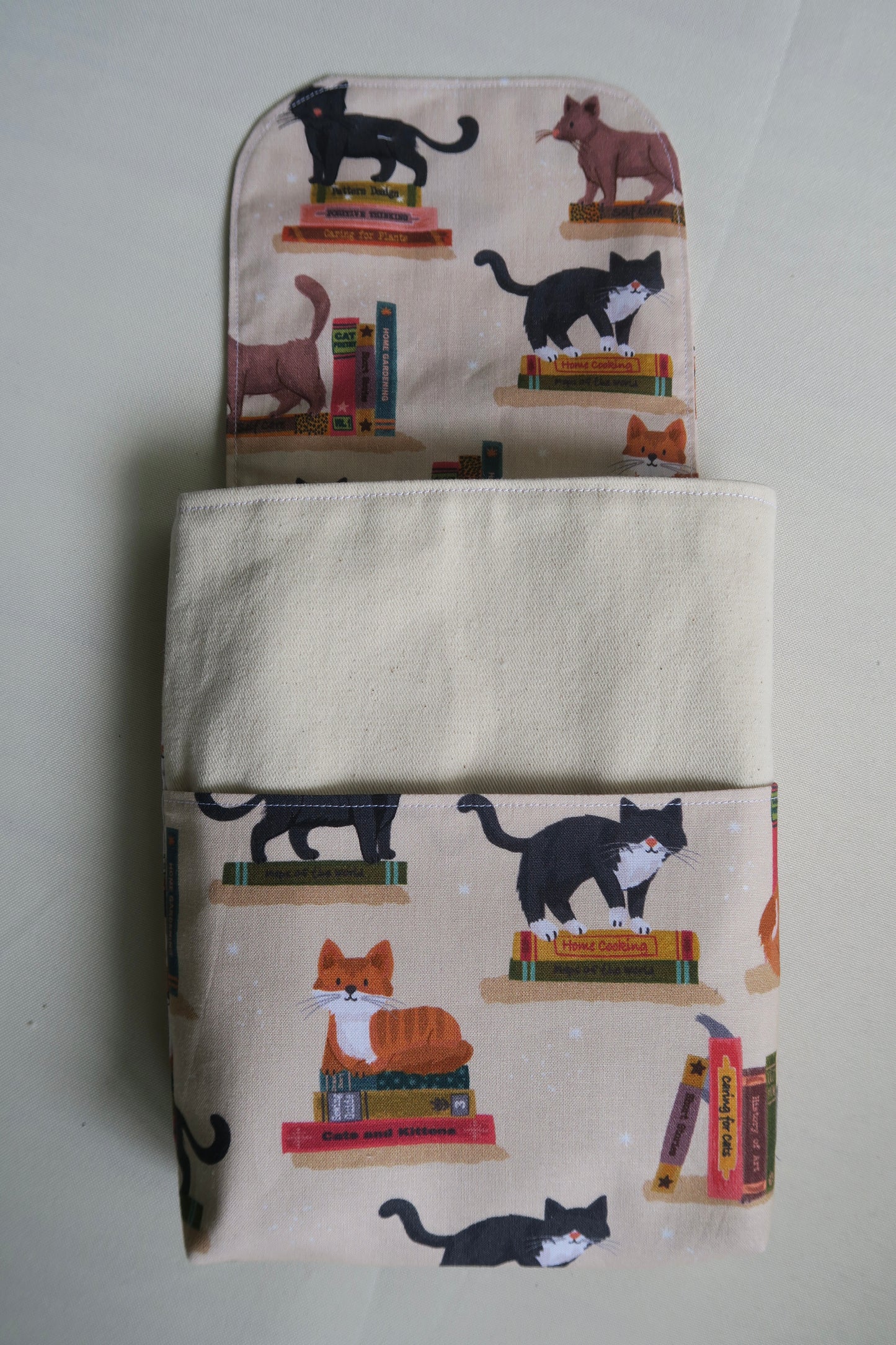 [MADE-TO-ORDER] Lyn Booksleeve 2.0 - Cats at the Library