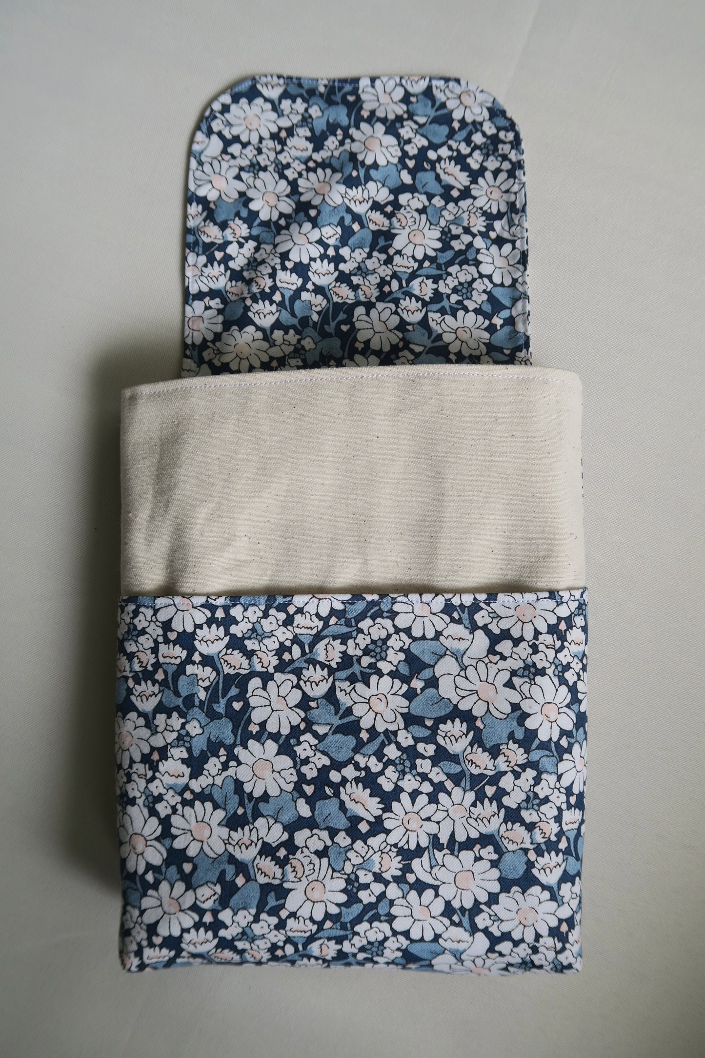 Lyn Booksleeve 2.0 - White Peonies