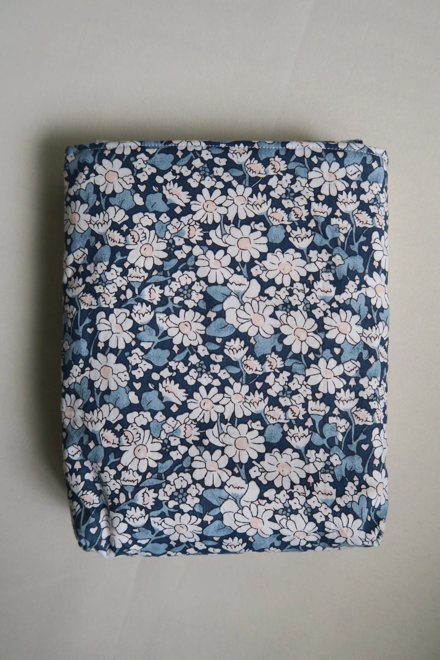 Lyn Booksleeve 2.0 - White Peonies