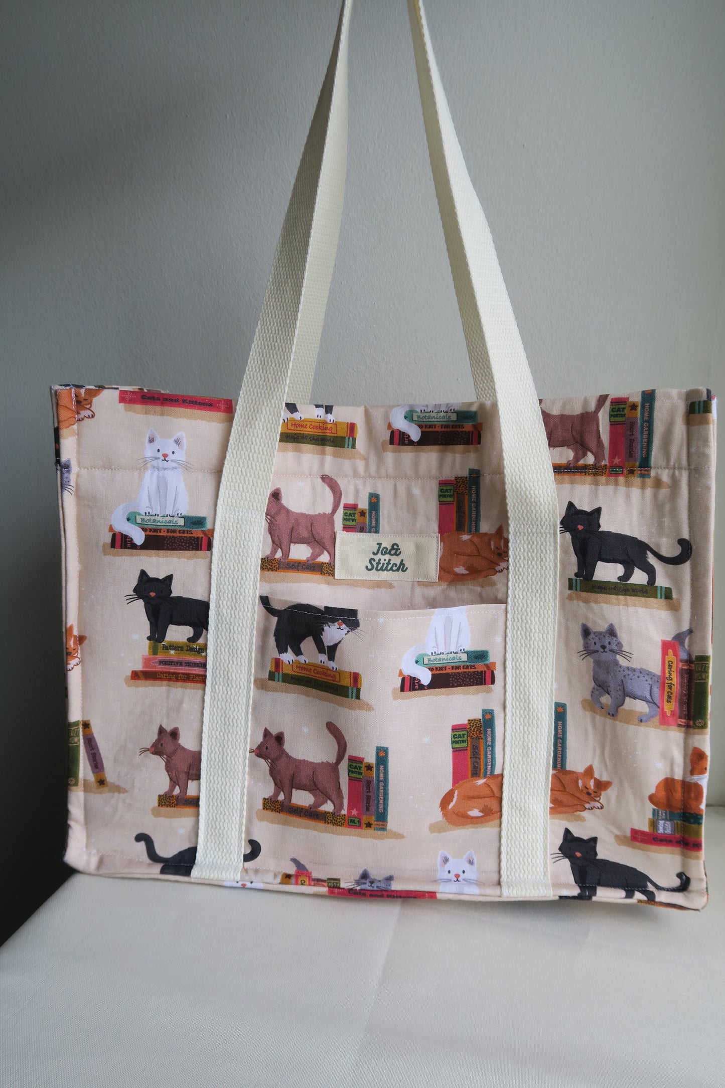 [MADE-TO-ORDER] Padded Book Tote - Cats at the Library