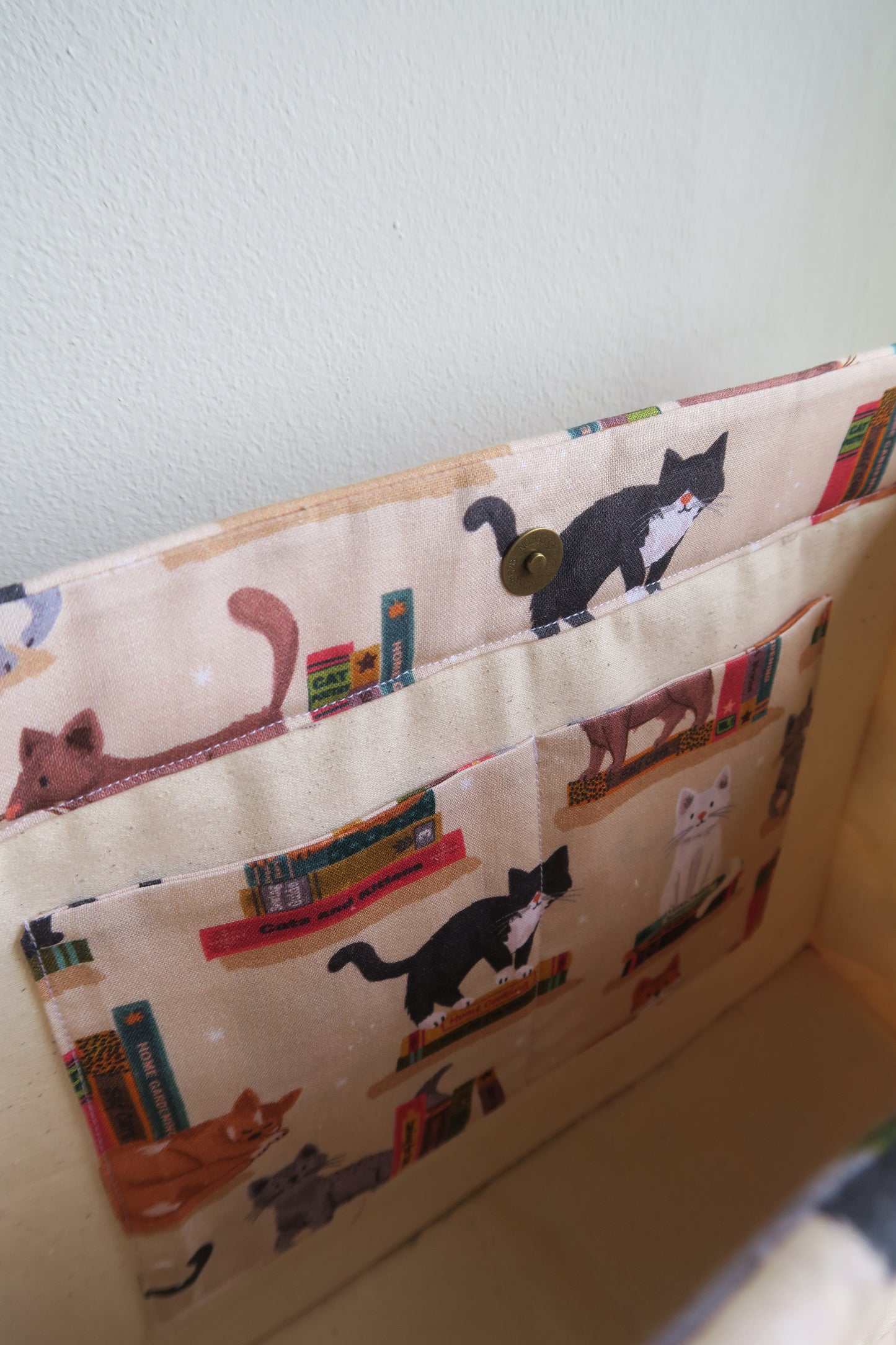 [MADE-TO-ORDER] Padded Book Tote - Cats at the Library