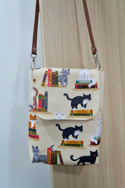 Lyn Booksleeve 2.0 - Cats at the Library