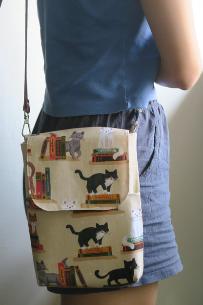 Lyn Booksleeve 2.0 - Cats at the Library