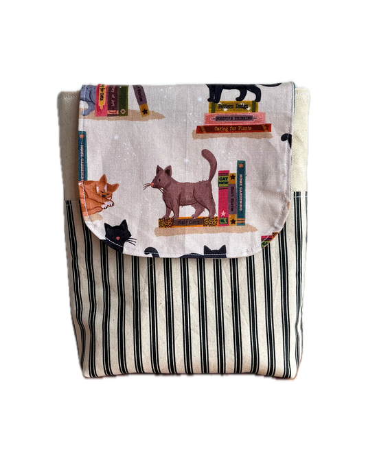 [EXCLUSIVE] Lyn Booksleeve 2.0 - Cats at the Library