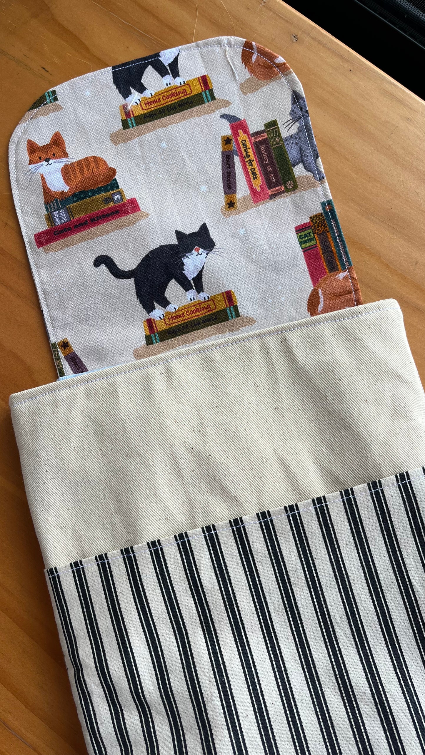 [EXCLUSIVE] Lyn Booksleeve 2.0 - Cats at the Library