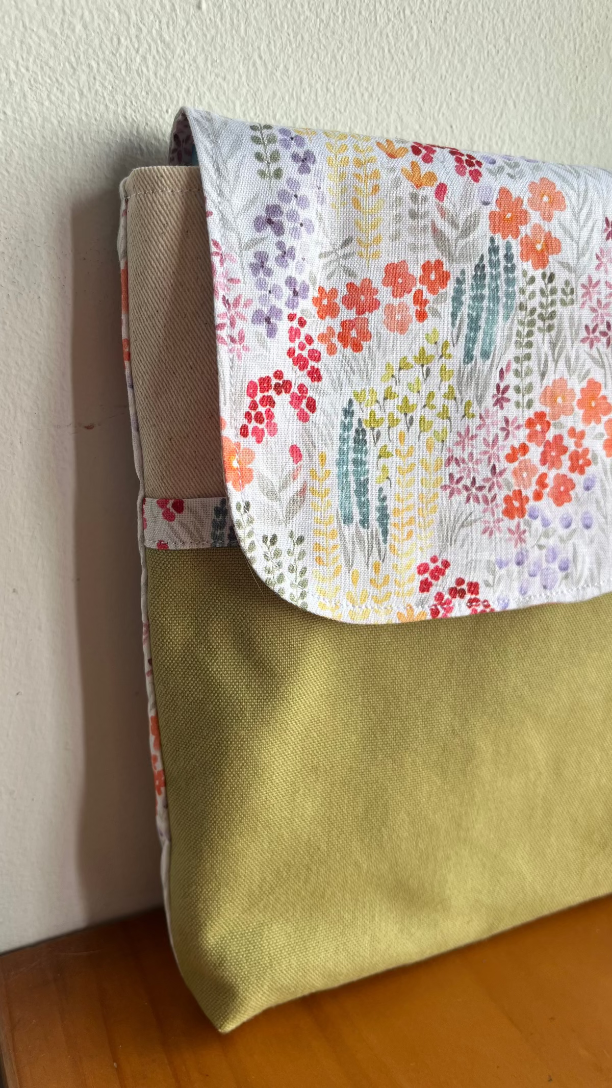 Lyn Booksleeve 2.0 - Cottage Flowers