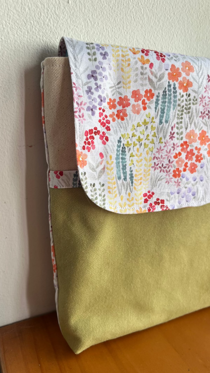 Lyn Booksleeve 2.0 - Cottage Flowers