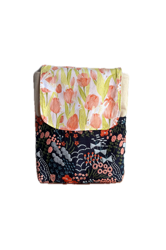 Lyn Booksleeve 2.0 - Bunnies in Tulip Field