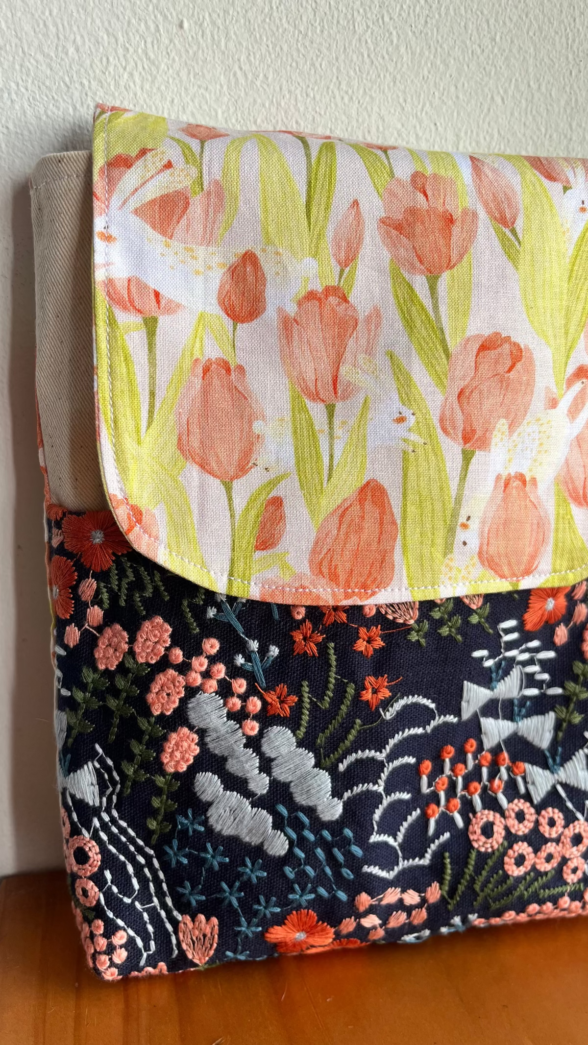 Lyn Booksleeve 2.0 - Bunnies in Tulip Field