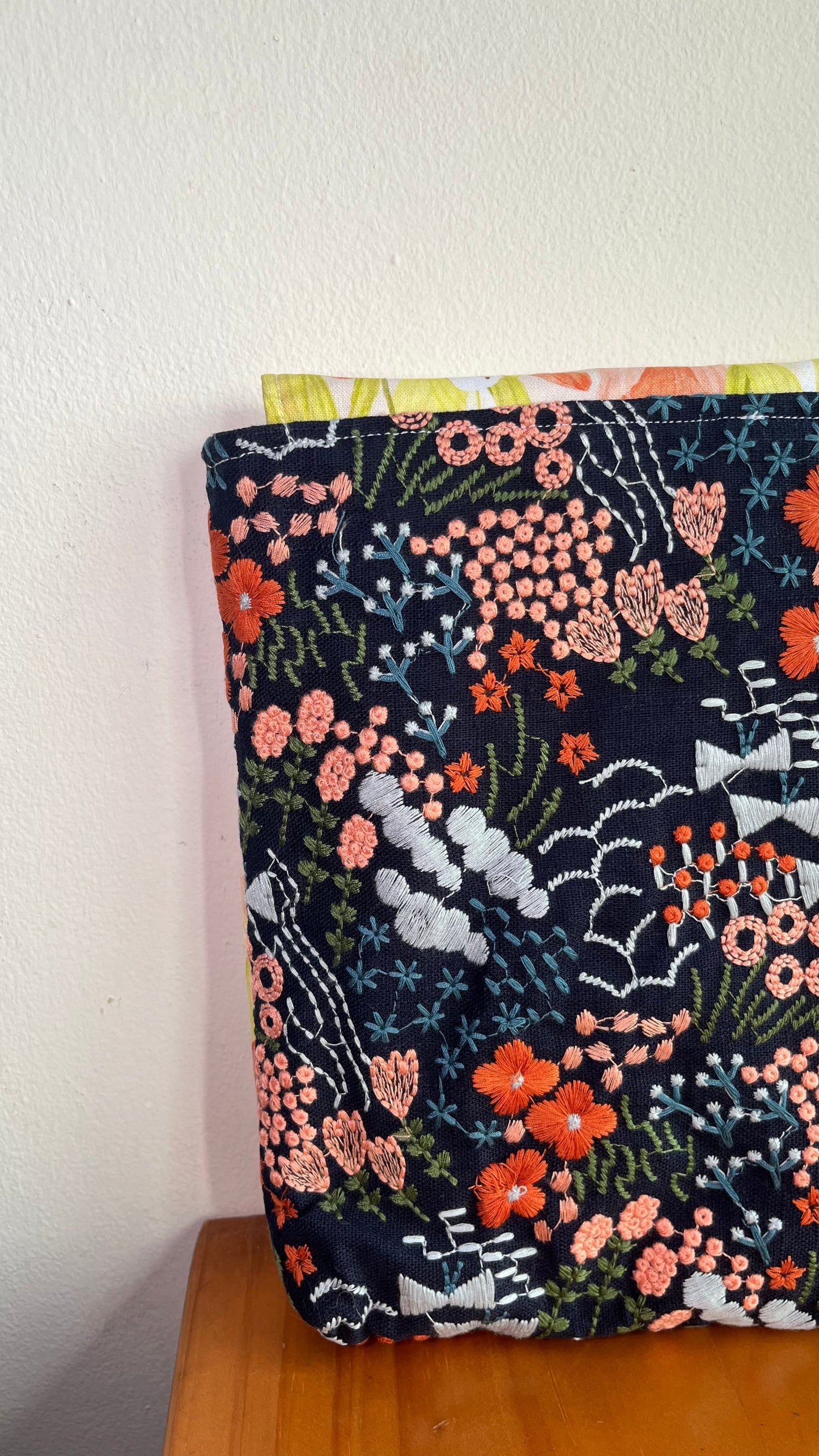 Lyn Booksleeve 2.0 - Bunnies in Tulip Field